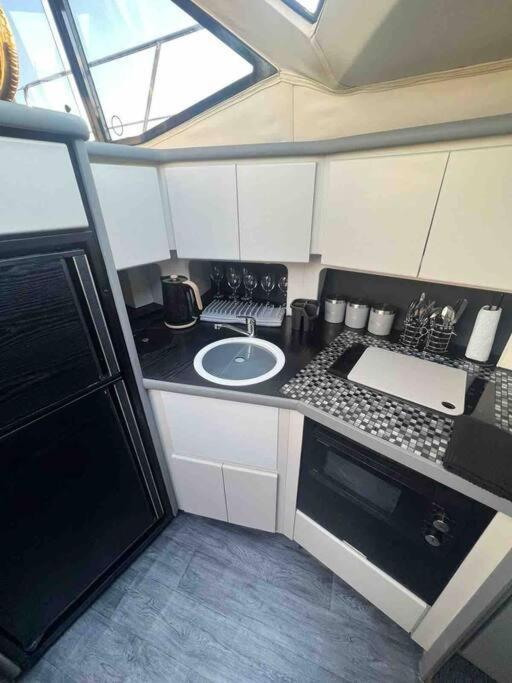 Yacht "X" - 44 Foot Modern Yacht On 5 Star Ocean Village Marina - Minutes Away From City Centre And Cruise Terminals, Free Parking ,Spa Package Available! Southampton Eksteriør bilde