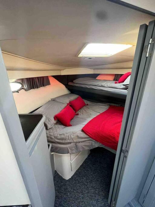 Yacht "X" - 44 Foot Modern Yacht On 5 Star Ocean Village Marina - Minutes Away From City Centre And Cruise Terminals, Free Parking ,Spa Package Available! Southampton Eksteriør bilde