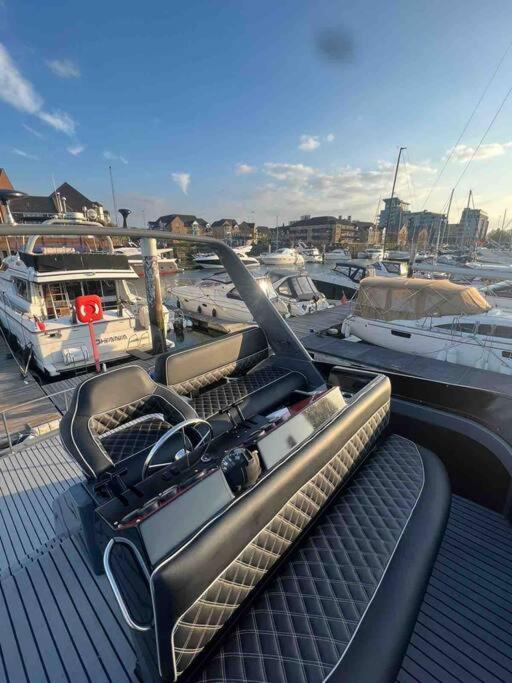 Yacht "X" - 44 Foot Modern Yacht On 5 Star Ocean Village Marina - Minutes Away From City Centre And Cruise Terminals, Free Parking ,Spa Package Available! Southampton Eksteriør bilde