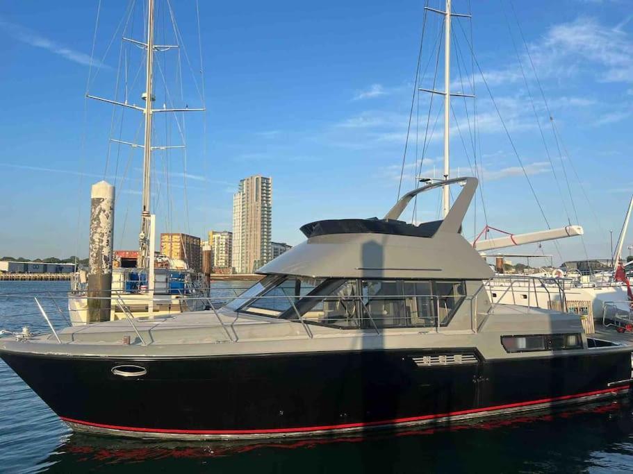 Yacht "X" - 44 Foot Modern Yacht On 5 Star Ocean Village Marina - Minutes Away From City Centre And Cruise Terminals, Free Parking ,Spa Package Available! Southampton Eksteriør bilde