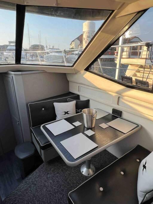 Yacht "X" - 44 Foot Modern Yacht On 5 Star Ocean Village Marina - Minutes Away From City Centre And Cruise Terminals, Free Parking ,Spa Package Available! Southampton Eksteriør bilde