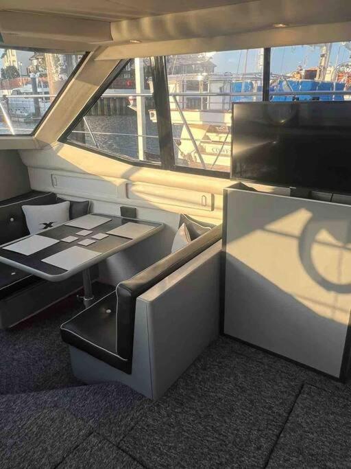 Yacht "X" - 44 Foot Modern Yacht On 5 Star Ocean Village Marina - Minutes Away From City Centre And Cruise Terminals, Free Parking ,Spa Package Available! Southampton Eksteriør bilde