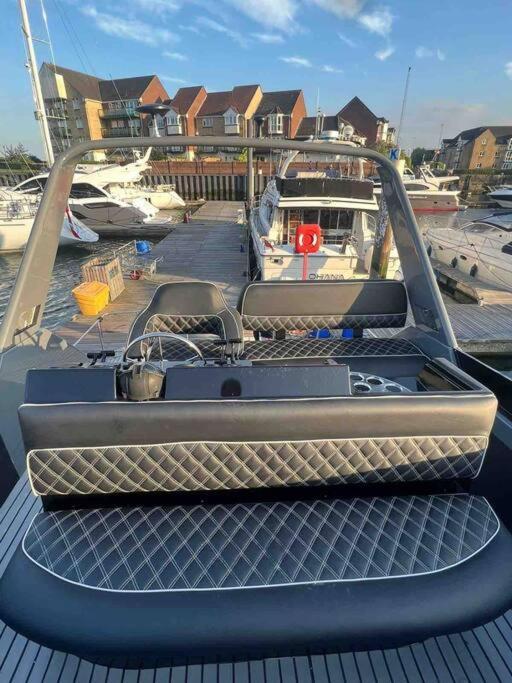 Yacht "X" - 44 Foot Modern Yacht On 5 Star Ocean Village Marina - Minutes Away From City Centre And Cruise Terminals, Free Parking ,Spa Package Available! Southampton Eksteriør bilde