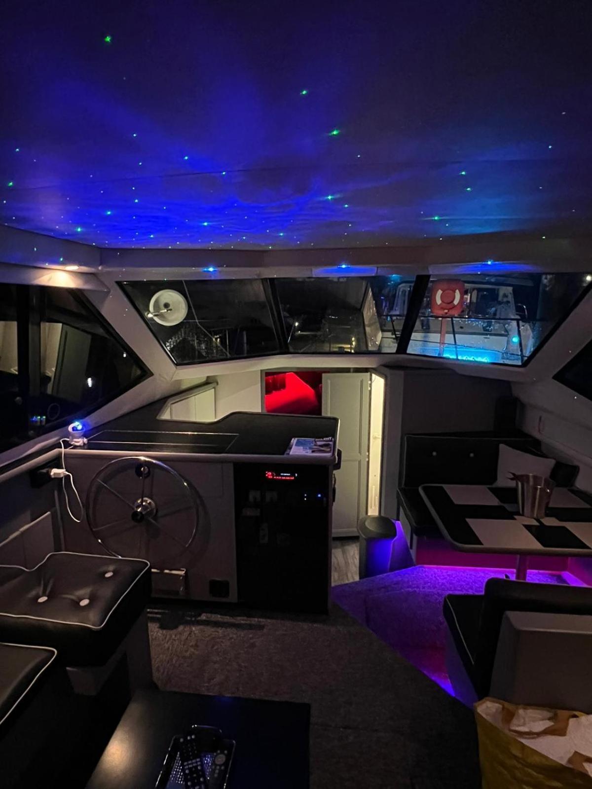 Yacht "X" - 44 Foot Modern Yacht On 5 Star Ocean Village Marina - Minutes Away From City Centre And Cruise Terminals, Free Parking ,Spa Package Available! Southampton Eksteriør bilde
