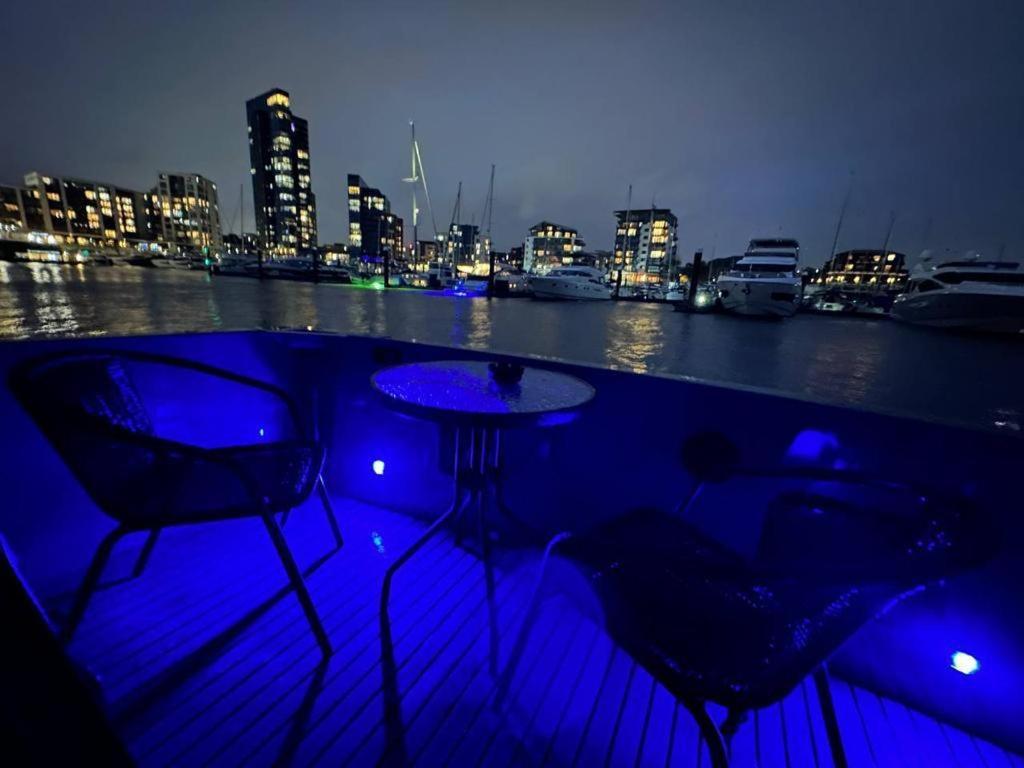 Yacht "X" - 44 Foot Modern Yacht On 5 Star Ocean Village Marina - Minutes Away From City Centre And Cruise Terminals, Free Parking ,Spa Package Available! Southampton Eksteriør bilde