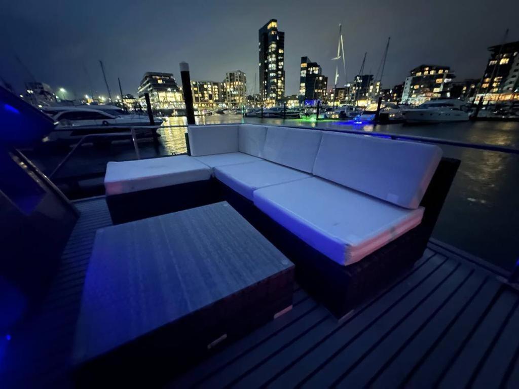 Yacht "X" - 44 Foot Modern Yacht On 5 Star Ocean Village Marina - Minutes Away From City Centre And Cruise Terminals, Free Parking ,Spa Package Available! Southampton Eksteriør bilde