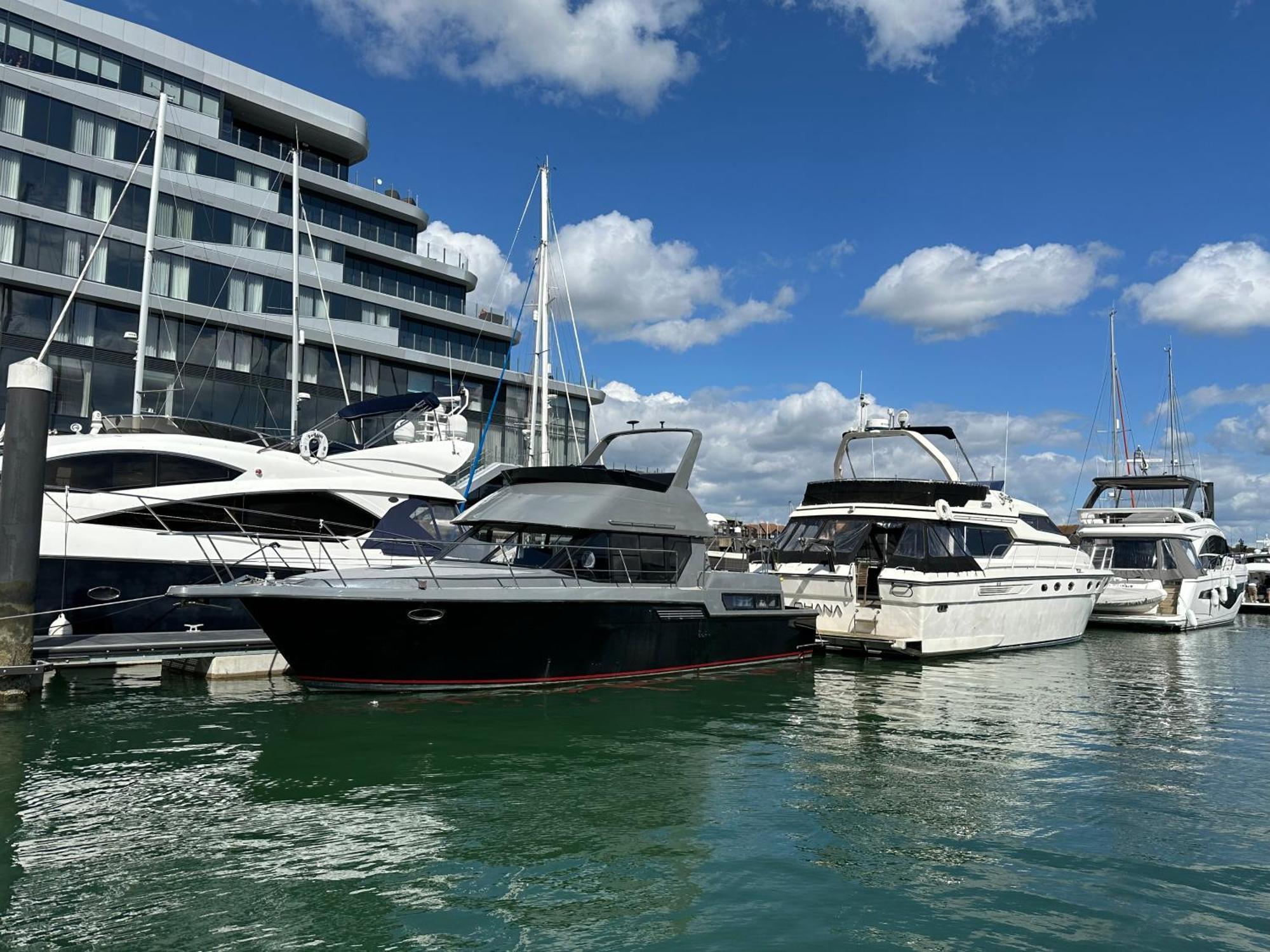 Yacht "X" - 44 Foot Modern Yacht On 5 Star Ocean Village Marina - Minutes Away From City Centre And Cruise Terminals, Free Parking ,Spa Package Available! Southampton Eksteriør bilde