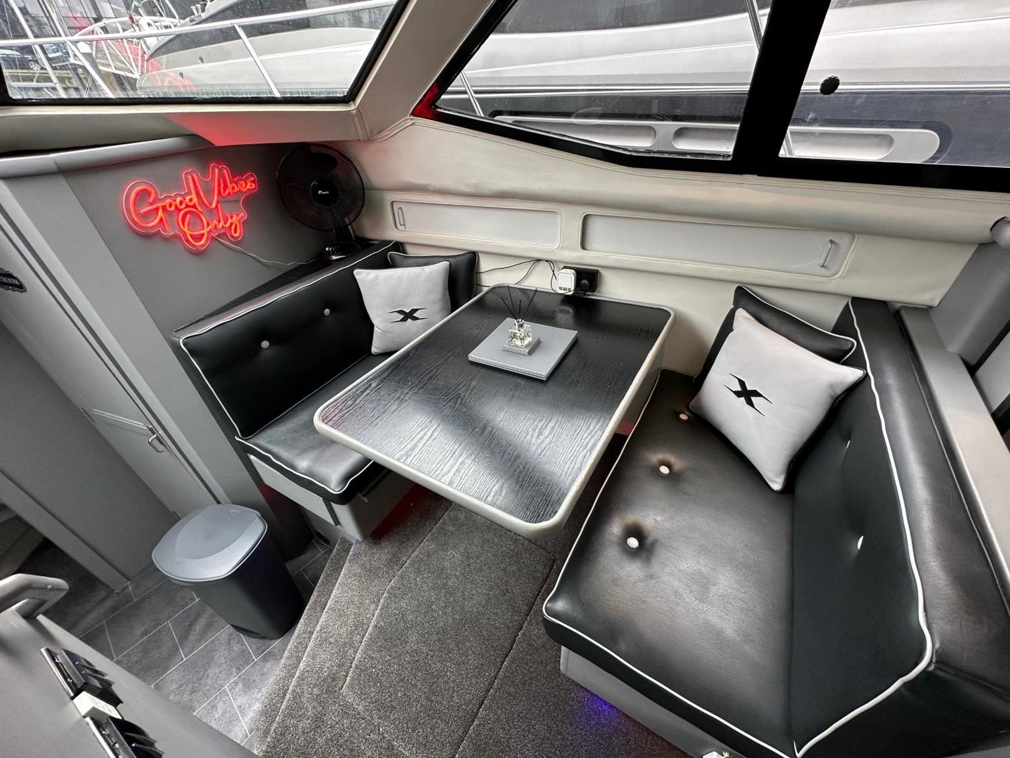 Yacht "X" - 44 Foot Modern Yacht On 5 Star Ocean Village Marina - Minutes Away From City Centre And Cruise Terminals, Free Parking ,Spa Package Available! Southampton Eksteriør bilde