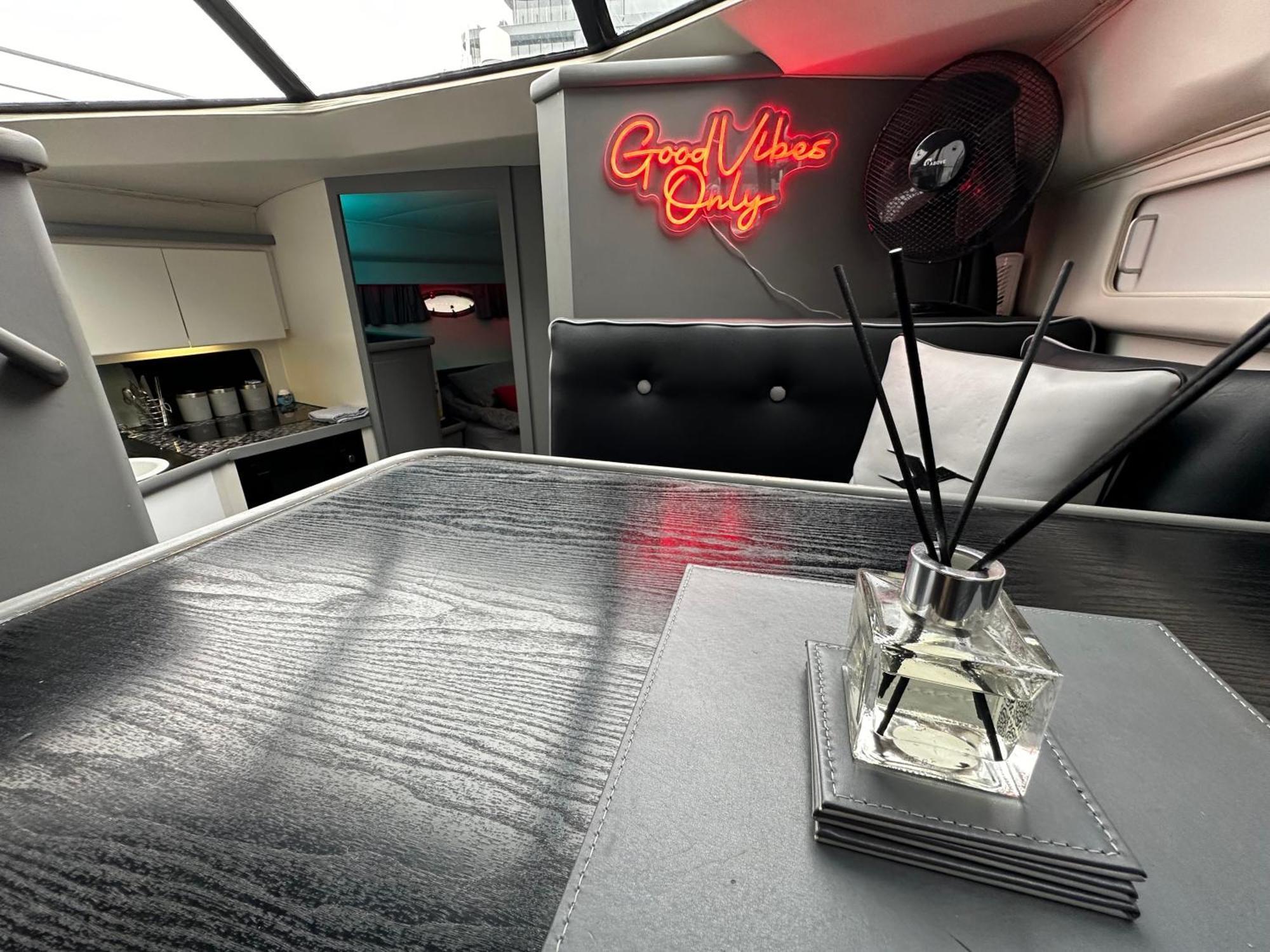 Yacht "X" - 44 Foot Modern Yacht On 5 Star Ocean Village Marina - Minutes Away From City Centre And Cruise Terminals, Free Parking ,Spa Package Available! Southampton Eksteriør bilde