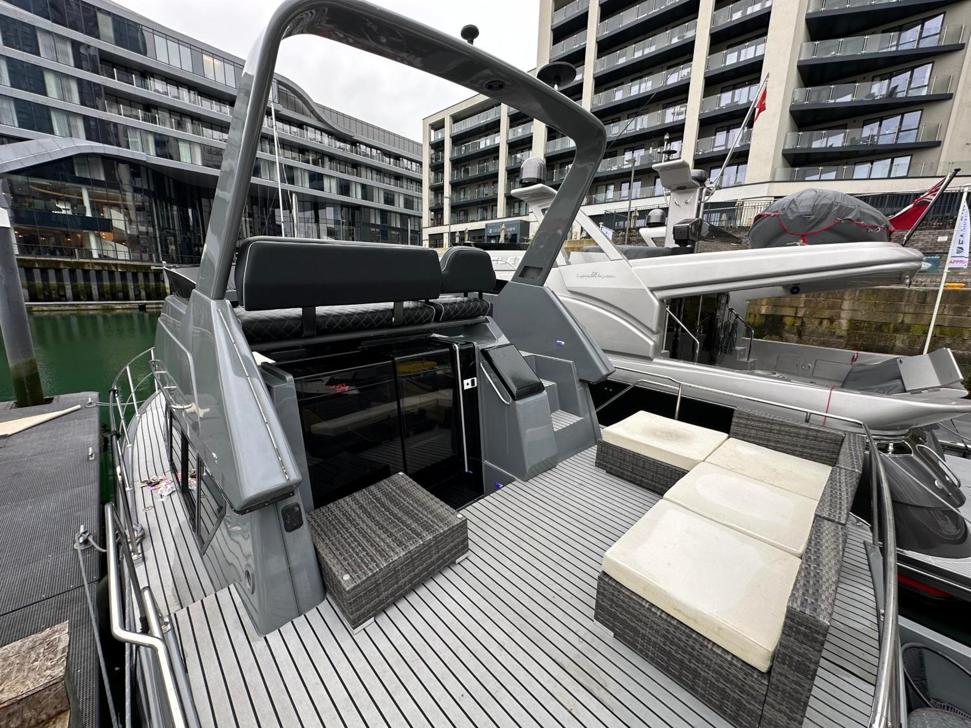 Yacht "X" - 44 Foot Modern Yacht On 5 Star Ocean Village Marina - Minutes Away From City Centre And Cruise Terminals, Free Parking ,Spa Package Available! Southampton Eksteriør bilde
