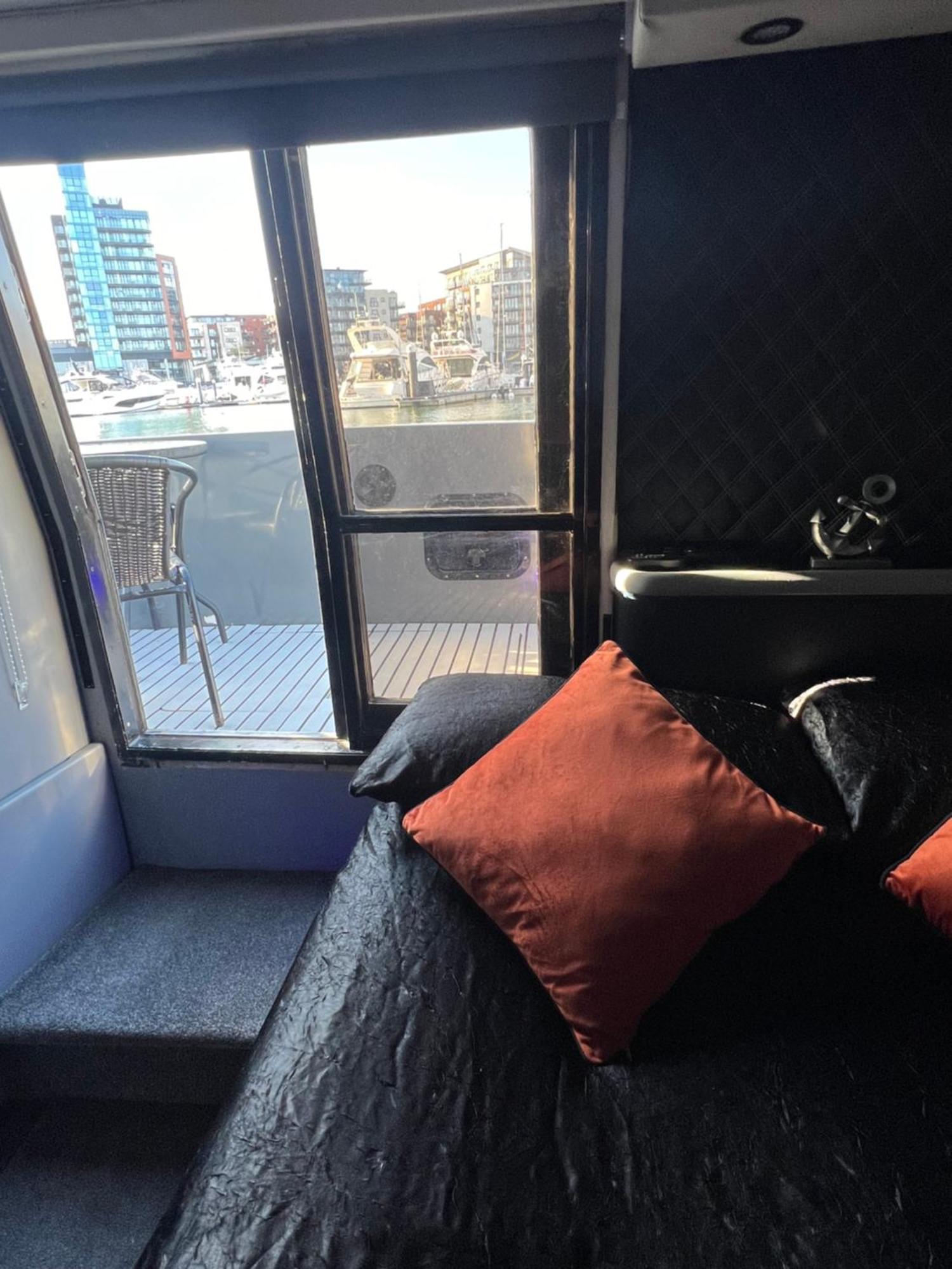Yacht "X" - 44 Foot Modern Yacht On 5 Star Ocean Village Marina - Minutes Away From City Centre And Cruise Terminals, Free Parking ,Spa Package Available! Southampton Eksteriør bilde