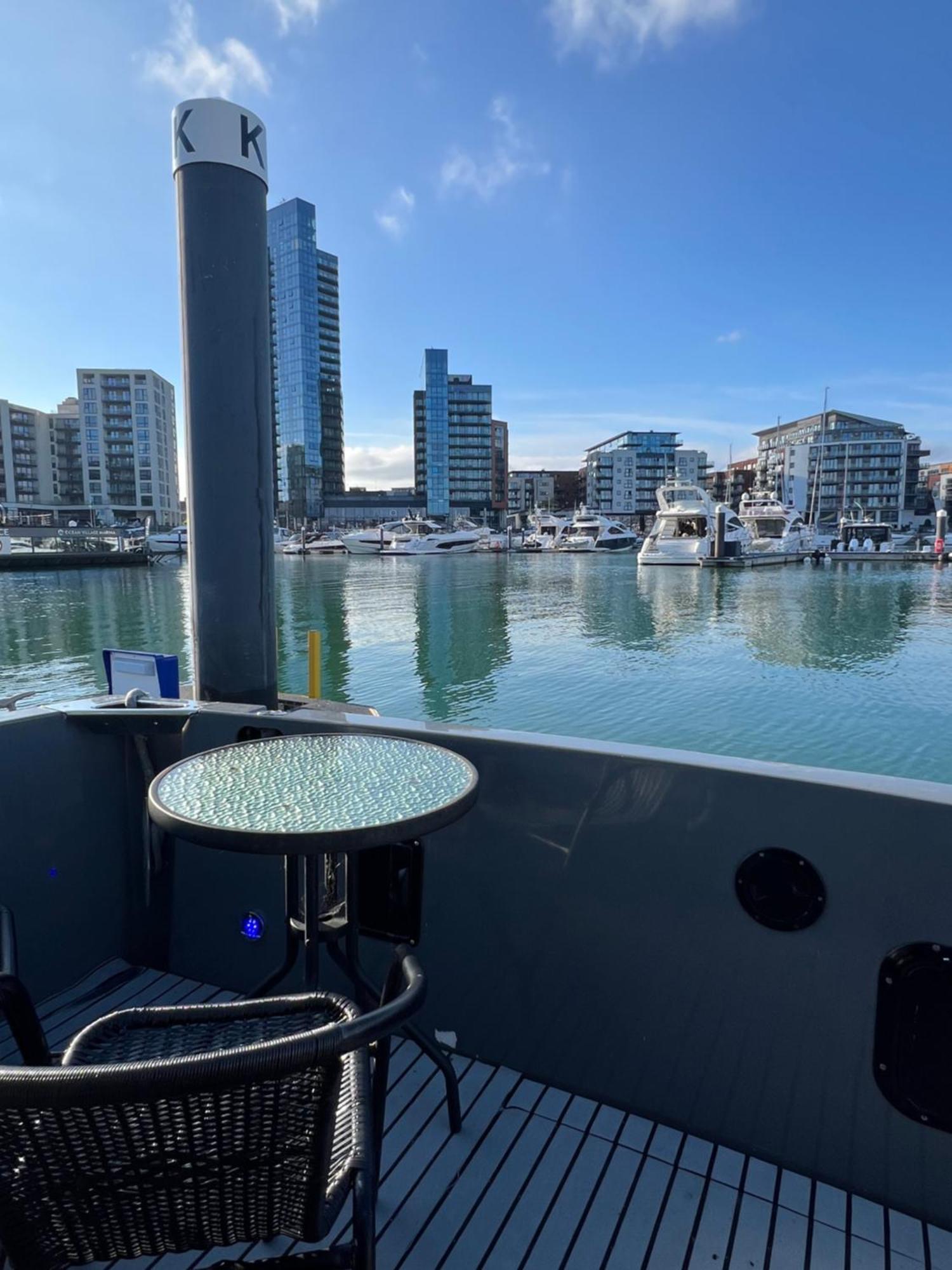 Yacht "X" - 44 Foot Modern Yacht On 5 Star Ocean Village Marina - Minutes Away From City Centre And Cruise Terminals, Free Parking ,Spa Package Available! Southampton Eksteriør bilde