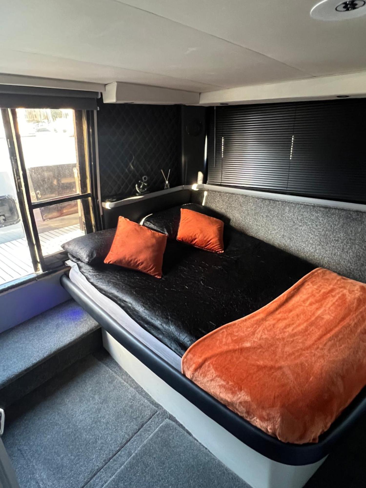 Yacht "X" - 44 Foot Modern Yacht On 5 Star Ocean Village Marina - Minutes Away From City Centre And Cruise Terminals, Free Parking ,Spa Package Available! Southampton Eksteriør bilde